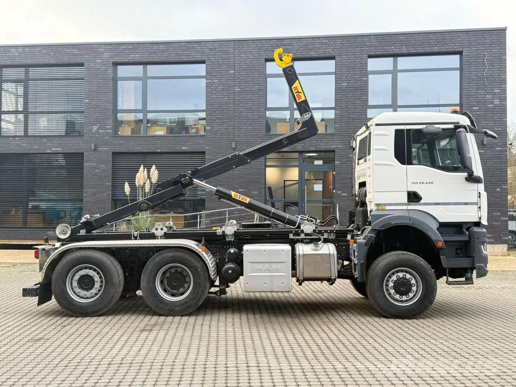 MAN TGS 28.440 MAN TGS 28.440 6x4-4 Lenke Achse Hyva 2 Hook lift trucks