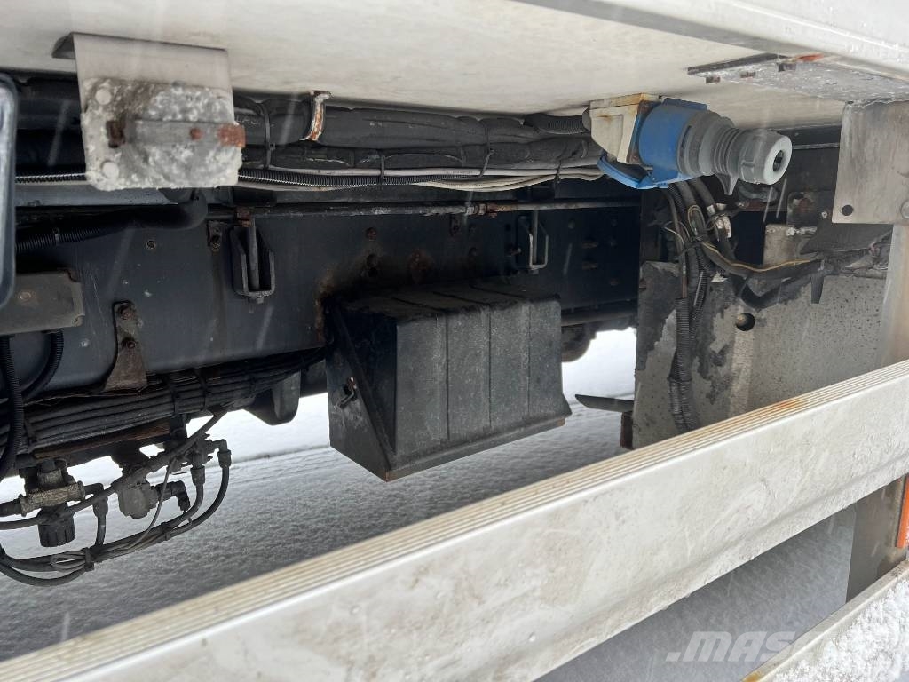 Scania P420LB6X2*4HNB full air 冷藏车