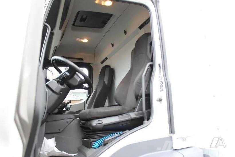 Mercedes-Benz Antos 1830 -FURGON– 007 Camiones con caja de remolque