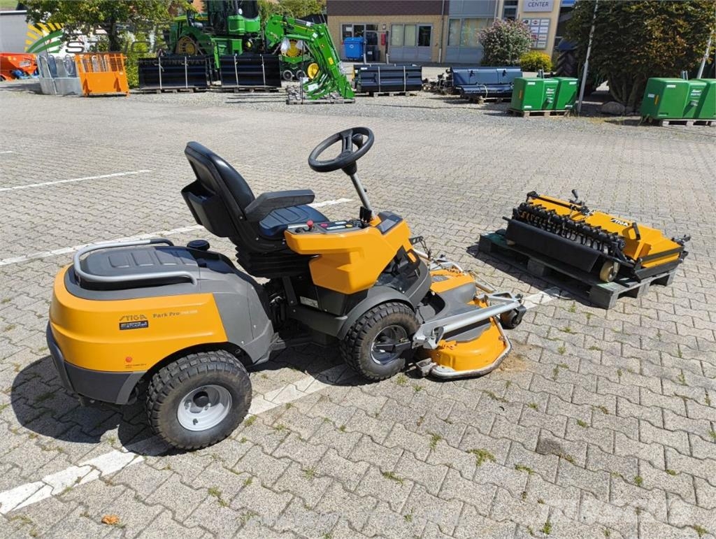 Stiga Park Pro 740 IQX mit Mulcher/Vertikutierer Sonstige Landmaschinen