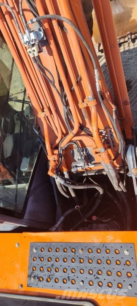 Hitachi ZX 210 LC-3 حفارات زحافة
