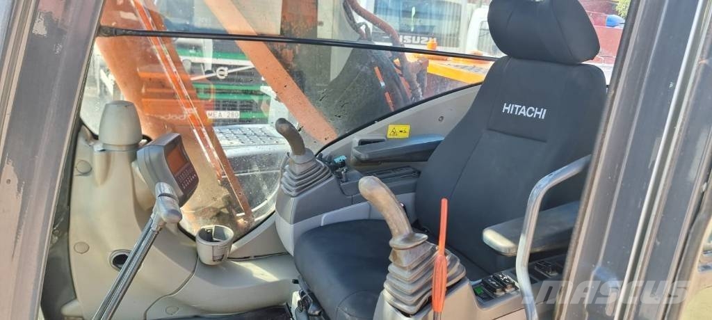 Hitachi ZX 210 LC-3 حفارات زحافة