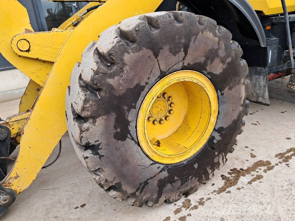 Komatsu WA270-8 Kolesni nakladalci