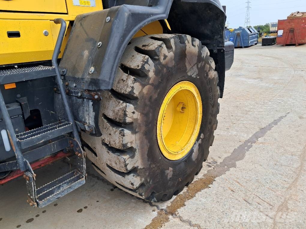 Komatsu WA270-8 Kolesni nakladalci
