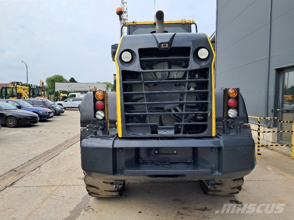 Komatsu WA270-8 Kolesni nakladalci