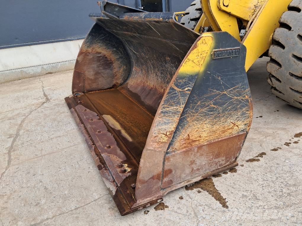 Komatsu WA270-8 Kolesni nakladalci