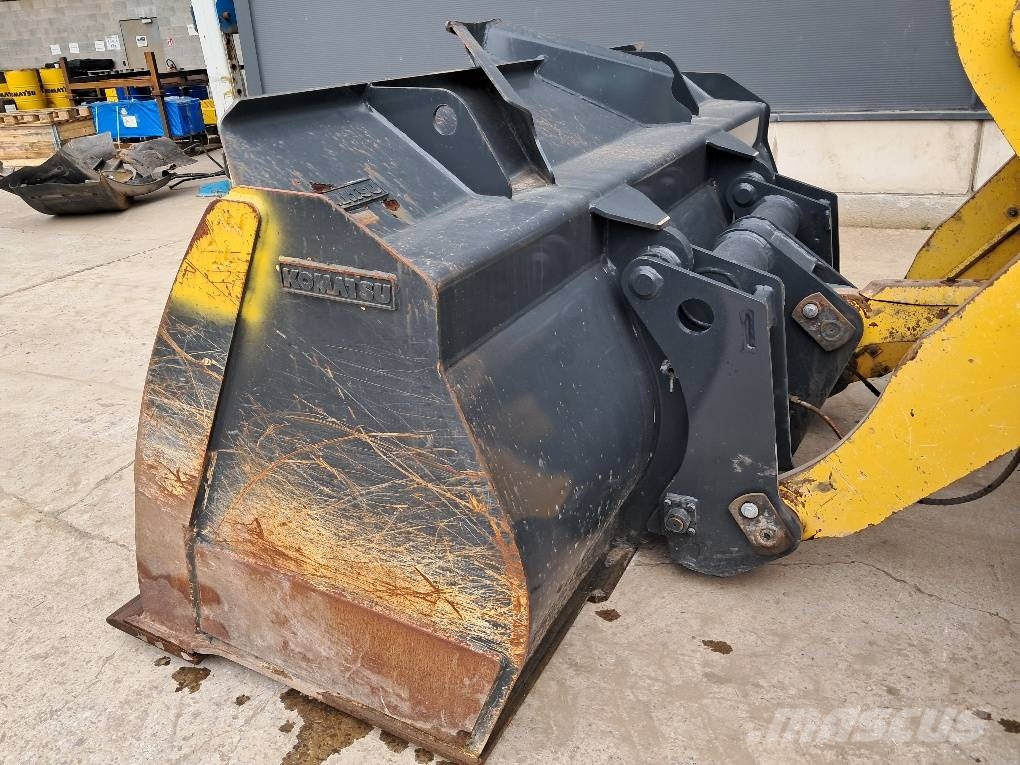 Komatsu WA270-8 Kolesni nakladalci
