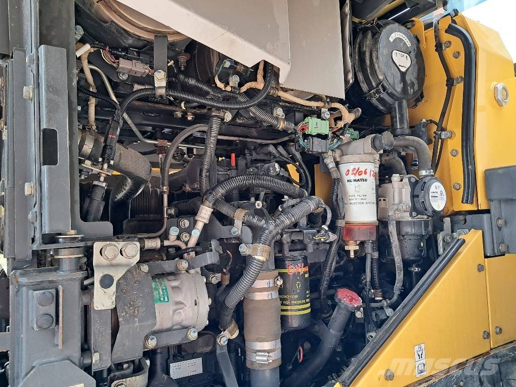 Komatsu WA270-8 Kolesni nakladalci