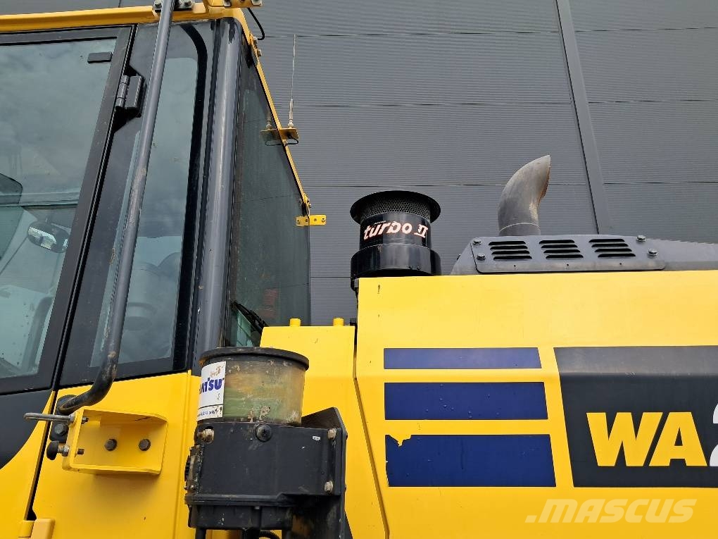 Komatsu WA270-8 Kolesni nakladalci