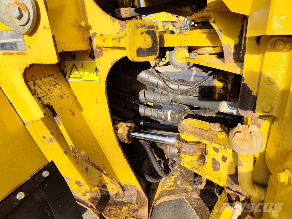 CAT 938H . Gumikerekes homlokrakodók
