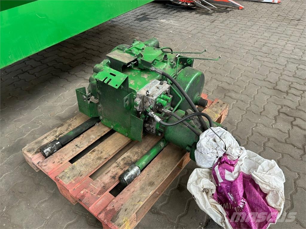 John Deere Fahrantrieb vom T670 ملحقات الحصادات