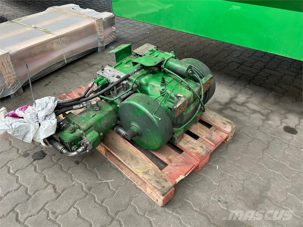 John Deere Fahrantrieb vom T670 ملحقات الحصادات