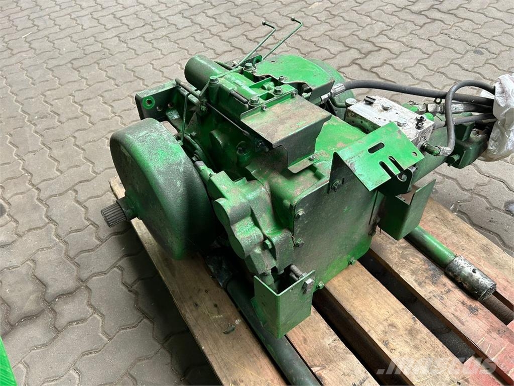John Deere Fahrantrieb vom T670 ملحقات الحصادات