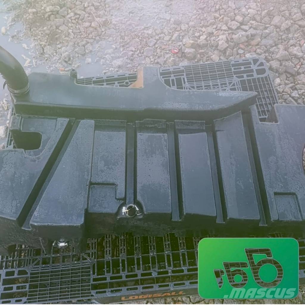 John Deere 7600 Fuel tank RE49012 Alváz és felfüggesztés