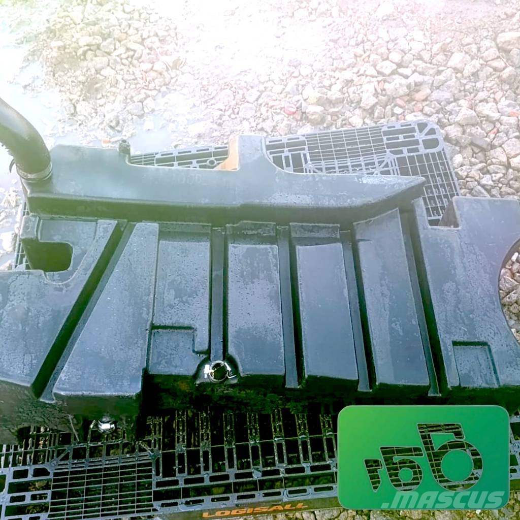 John Deere 7600 Fuel tank RE49012 Alváz és felfüggesztés