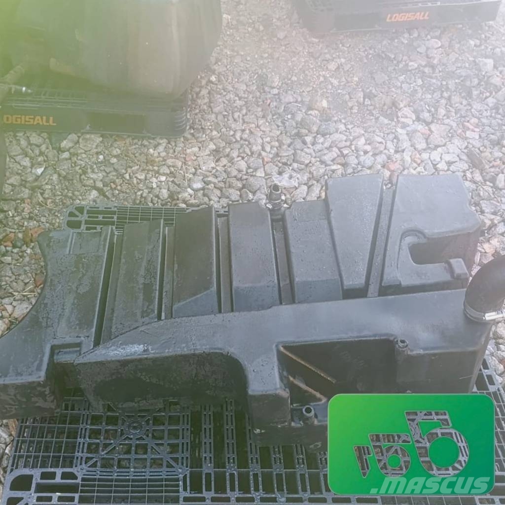 John Deere 7600 Fuel tank RE49012 Alváz és felfüggesztés