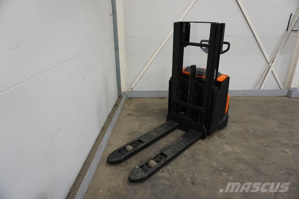 Toyota SWE120L Колички високоповдигачи с теглич