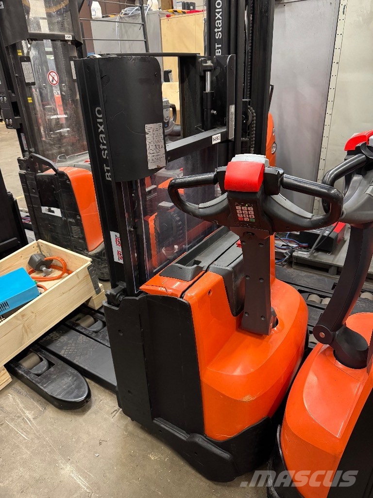 Toyota SWE120L Käyden ajettavat pinoamistrukit