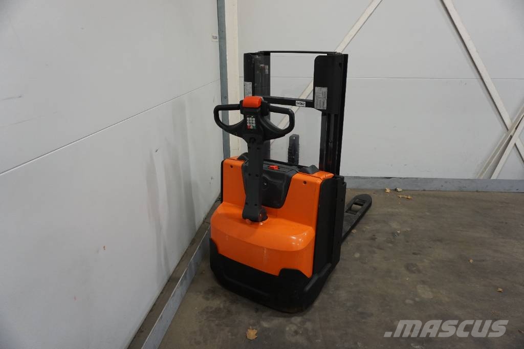 Toyota SWE120L Колички високоповдигачи с теглич