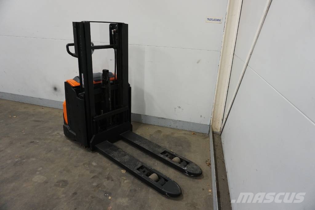 Toyota SWE120L Колички високоповдигачи с теглич