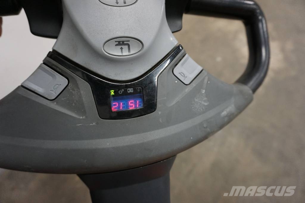 Toyota SWE120L Колички високоповдигачи с теглич