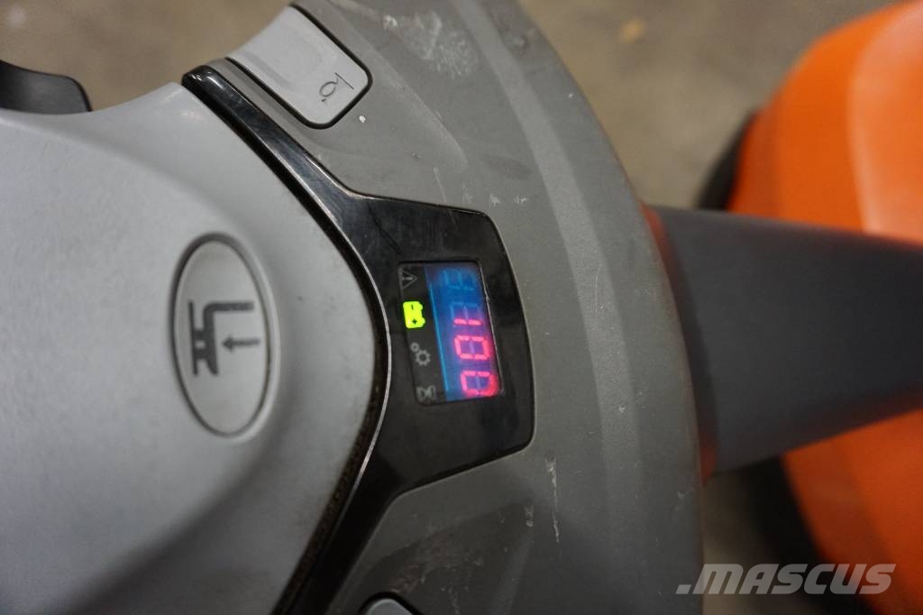 Toyota SWE120L Колички високоповдигачи с теглич