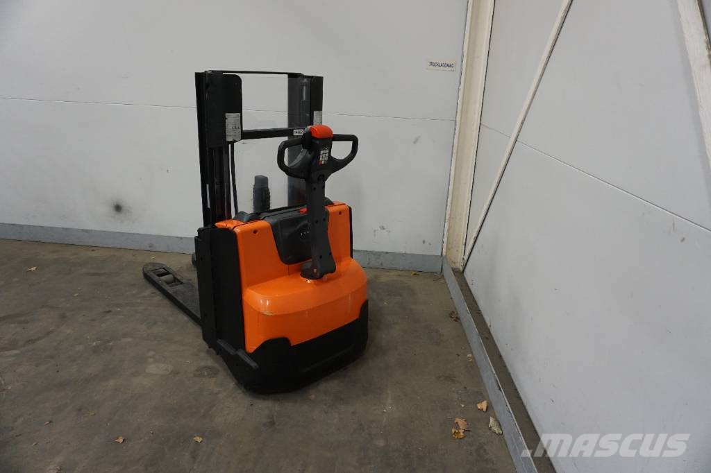 Toyota SWE120L Колички високоповдигачи с теглич