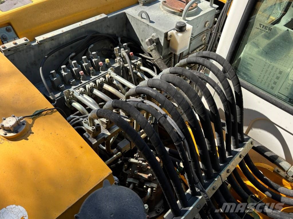 Liebherr R 317 Bageri guseničari