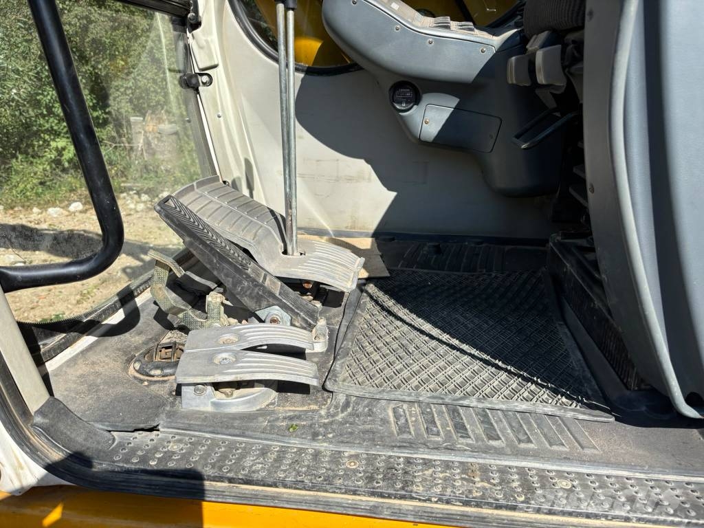 Liebherr R 317 Bageri guseničari