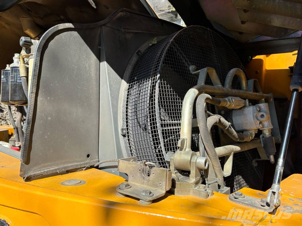 Liebherr R 317 Bageri guseničari