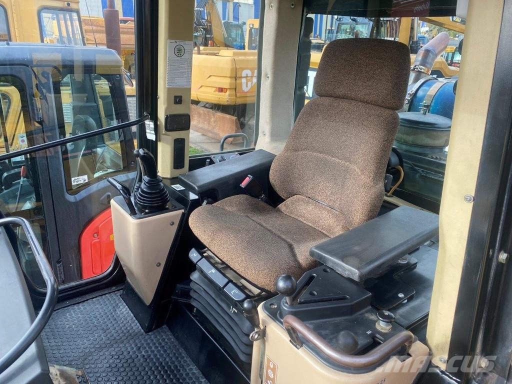 CAT 953 C . Roomiklaadurid