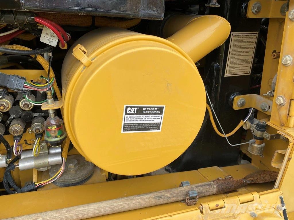 CAT 953 C . Roomiklaadurid