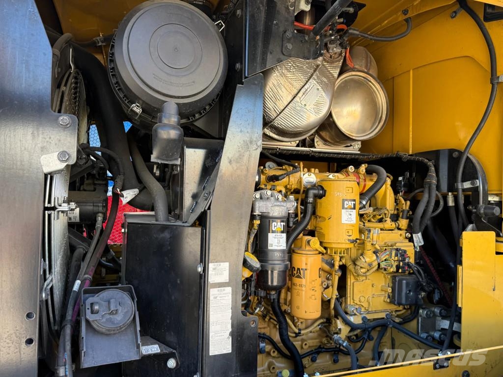 CAT 930M Iekrāvēji uz riteņiem