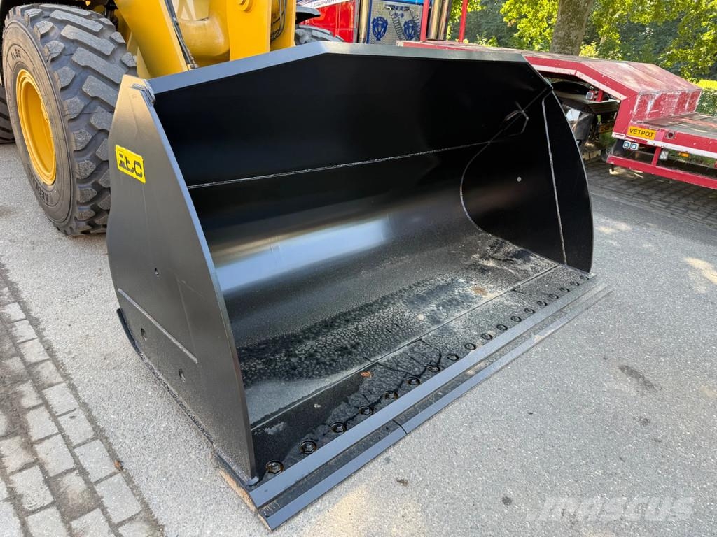 CAT 930M Iekrāvēji uz riteņiem