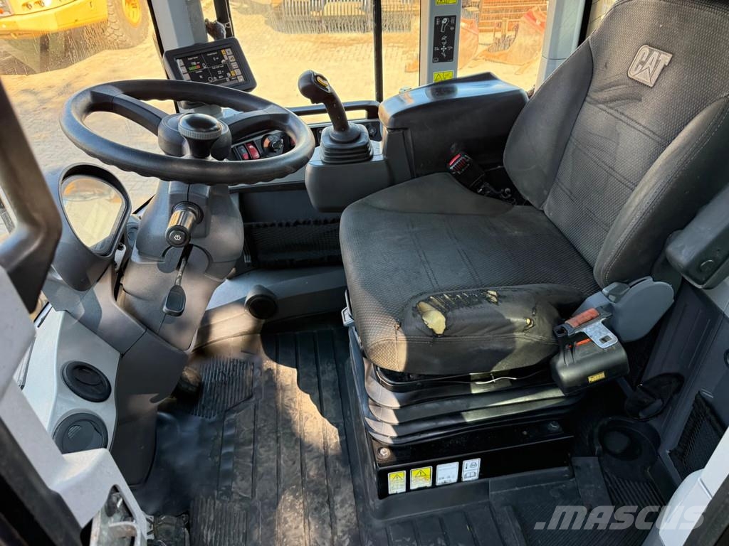 CAT 930M Iekrāvēji uz riteņiem