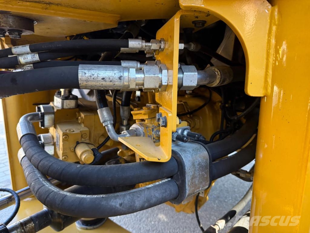 CAT 930M Iekrāvēji uz riteņiem