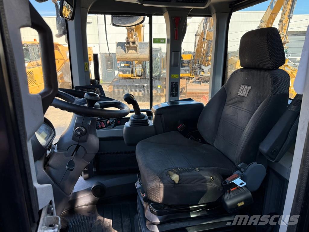 CAT 930M Iekrāvēji uz riteņiem