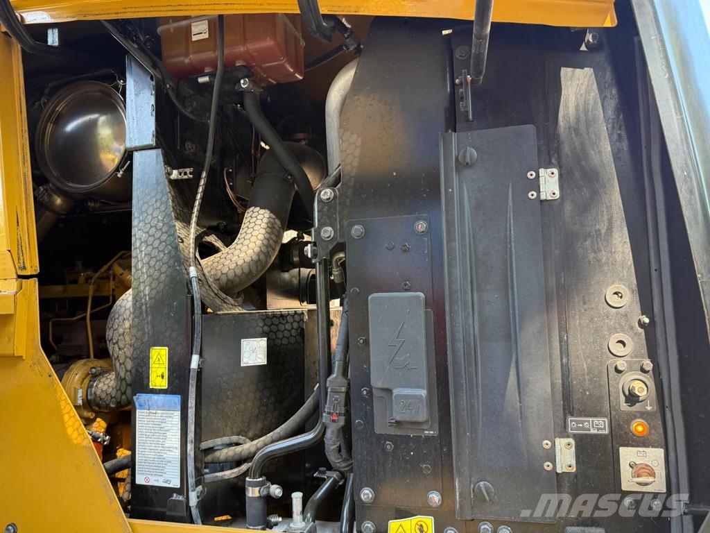 CAT 930M Iekrāvēji uz riteņiem