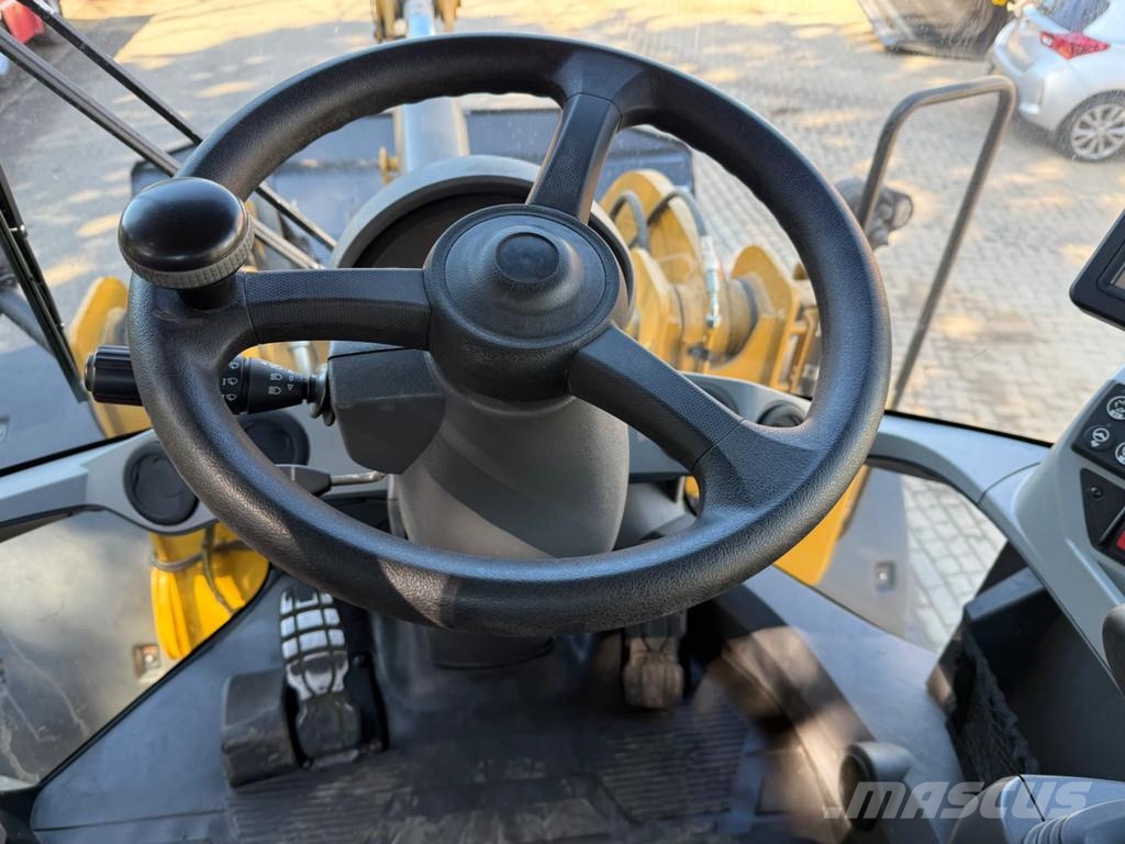 CAT 930M Iekrāvēji uz riteņiem