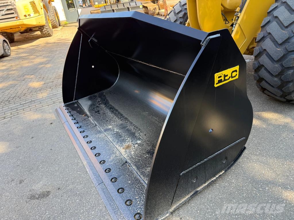 CAT 930M Iekrāvēji uz riteņiem