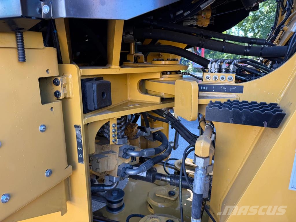 CAT 930M Iekrāvēji uz riteņiem
