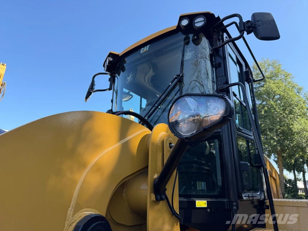 CAT 930M Iekrāvēji uz riteņiem