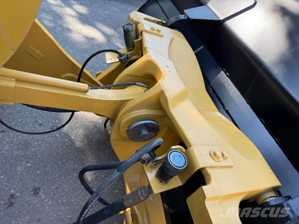 CAT 930M Iekrāvēji uz riteņiem