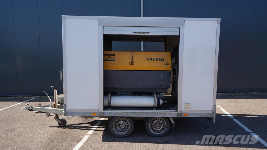 Hapert 2 axle trailer with Atlas Copco XAHS37 compressor Furgons