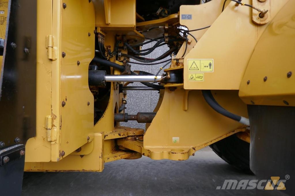 CAT 972M لوادر بعجل