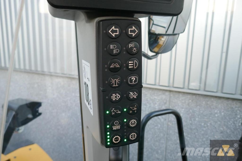 CAT 972M لوادر بعجل