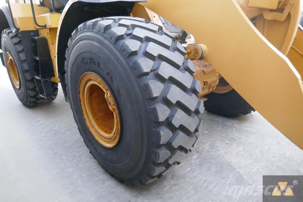 CAT 972M لوادر بعجل