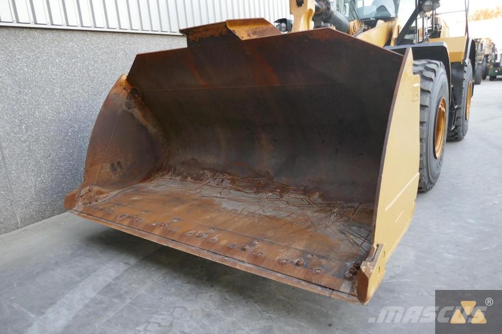 CAT 972M لوادر بعجل