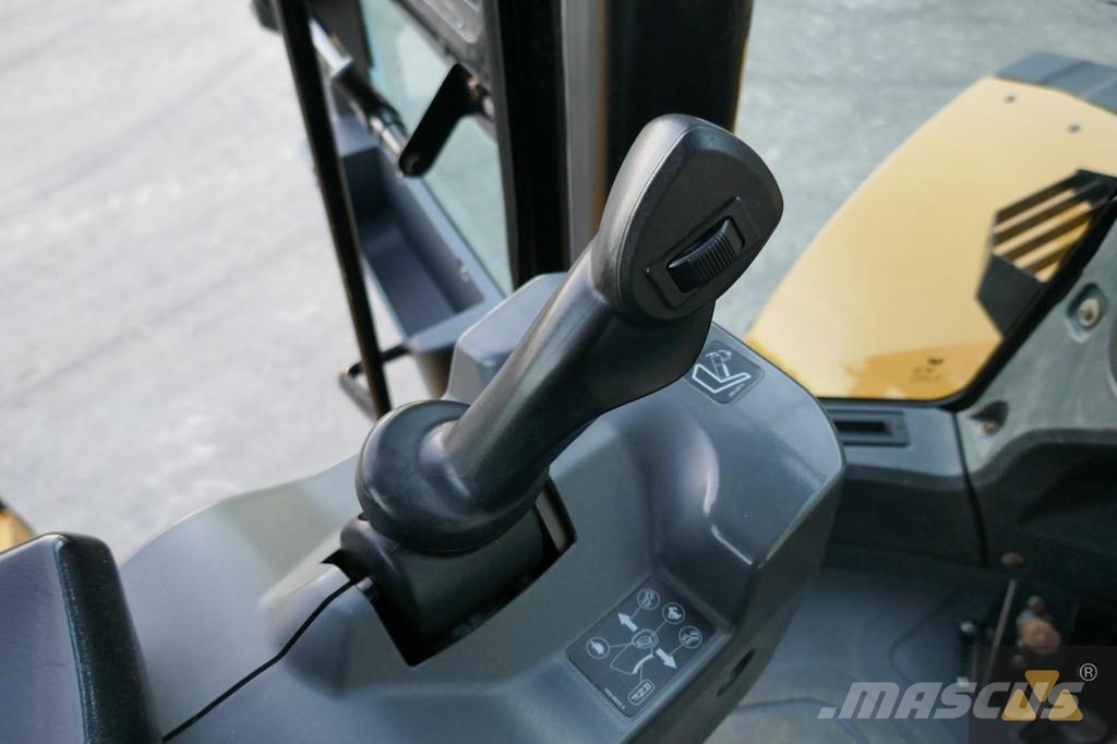 CAT 972M لوادر بعجل