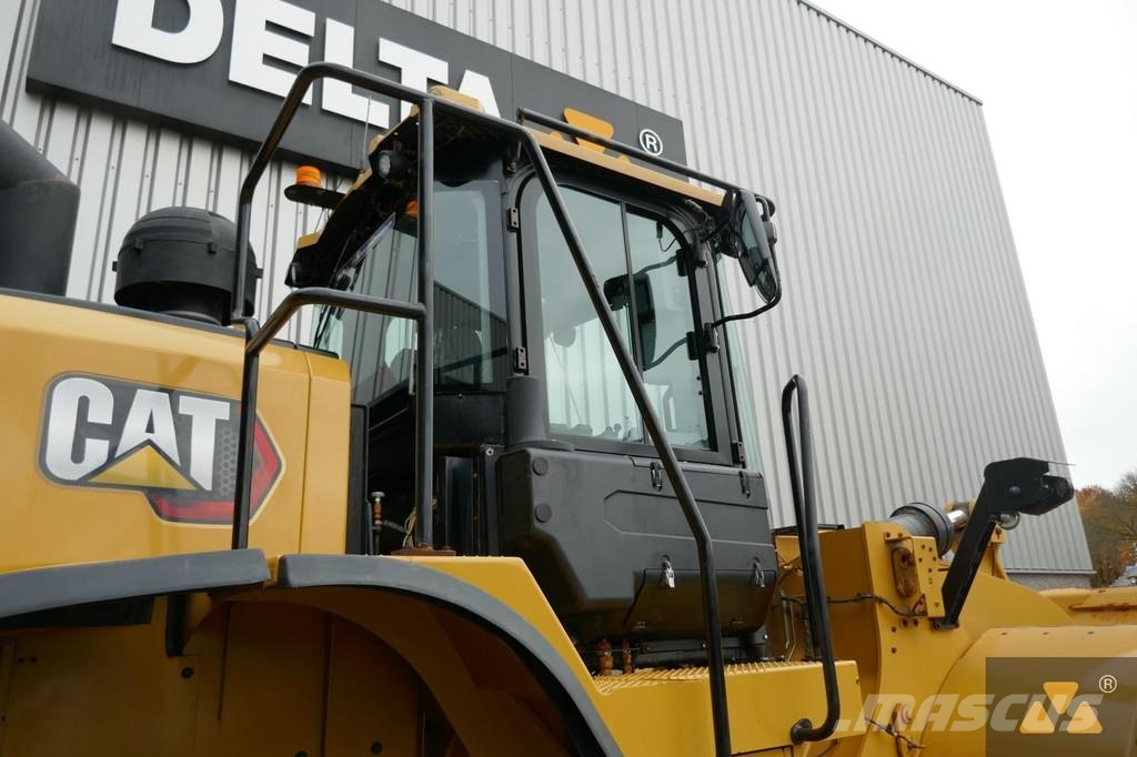 CAT 972M لوادر بعجل